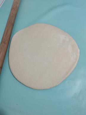 用擀面杖擀平！