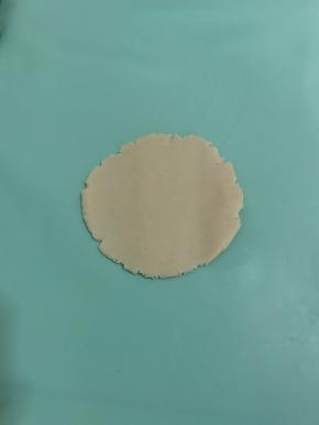 取一个小剂子，擀平！