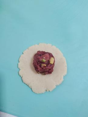 包上开心果玫瑰酱馅儿！