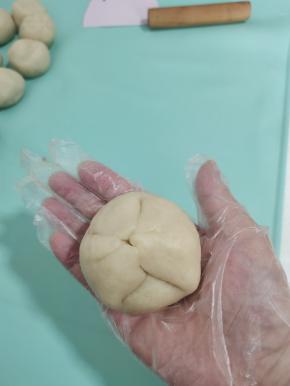 冷冻好的馅儿很好包！底部要收紧！