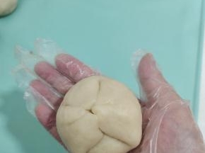 冷冻好的馅儿很好包！底部要收紧！