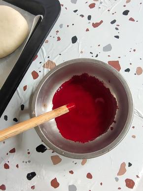 食用色素加入少许温水搅拌均匀至融化！