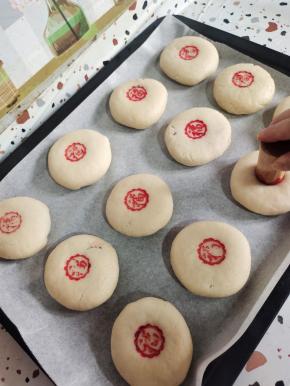 盖印在做好的开心果鲜花饼胚上！