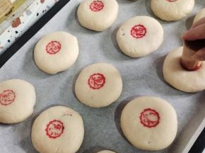 盖印在做好的开心果鲜花饼胚上！