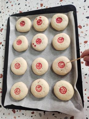 用牙签扎几个洞洞！以免烤的时候爆开了！