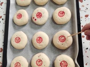 用牙签扎几个洞洞！以免烤的时候爆开了！