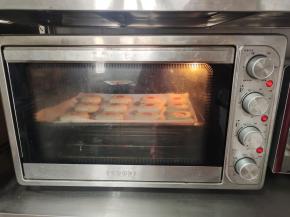 放进提前预热好的烤箱，160度烤25分钟！