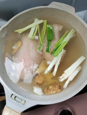 鸡胸肉冷水下锅，放入生姜，葱段，料酒大火煮开，转中小火煮！
