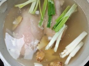 鸡胸肉冷水下锅，放入生姜，葱段，料酒大火煮开，转中小火煮！