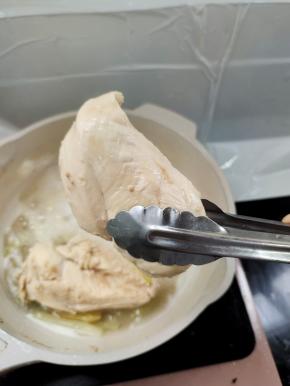 煮熟捞出晾至温热！