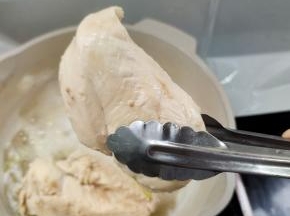 煮熟捞出晾至温热！
