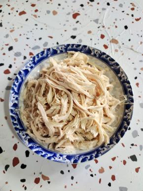 全部撕完备用！两块鸡胸肉撕了满满一大盘！