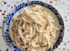 全部撕完备用！两块鸡胸肉撕了满满一大盘！