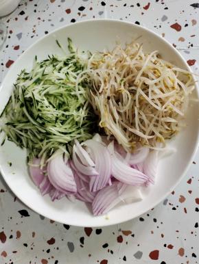 洋葱洗净切成丝，黄瓜洗净擦成丝，绿豆芽焯水，投凉控干水分备用！