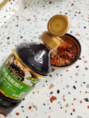 碗中放入蒜末，小米辣，辣椒面，白芝麻淋热油，放入香醋，蚝油，珍选海鲜捞汁，盐，白糖，鸡精！