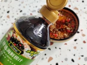 碗中放入蒜末，小米辣，辣椒面，白芝麻淋热油，放入香醋，蚝油，珍选海鲜捞汁，盐，白糖，鸡精！