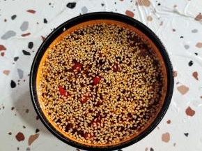 搅拌均匀调成料汁儿！