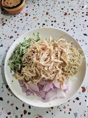 把撕好的鸡丝放在配菜里！