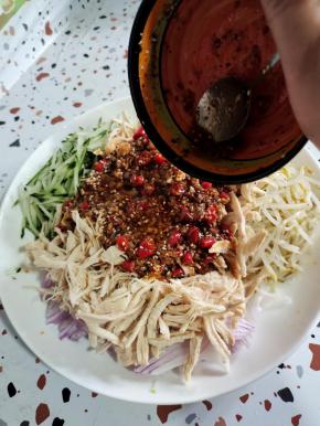 倒入调好的料汁儿！