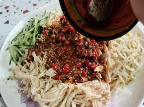 倒入调好的料汁儿！