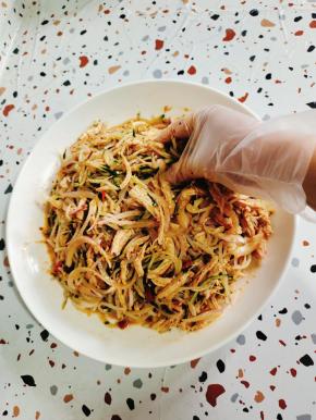 带上手套，抓拌均匀即可食用！冰箱冷藏一下味道更佳！