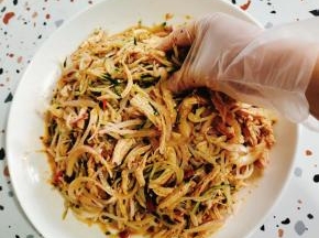 带上手套，抓拌均匀即可食用！冰箱冷藏一下味道更佳！