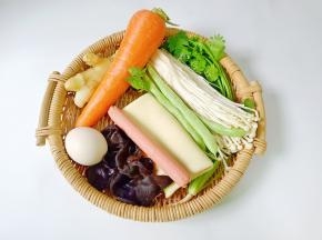 准备好胡萝卜，火腿肠，豆皮，金针菇，四季豆，黑木耳，鸡蛋。