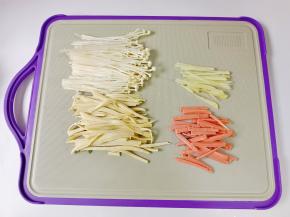 豆皮、火腿肠，金针菇，生姜都切成丝。