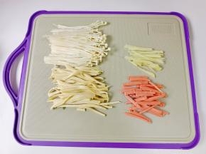 豆皮、火腿肠，金针菇，生姜都切成丝。