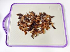 黑木耳提前泡发，加面粉可以清洗地很干净。