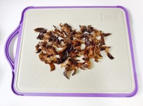 黑木耳提前泡发，加面粉可以清洗地很干净。