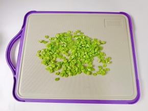 四季豆择去两端的丝，切成小丁备用。