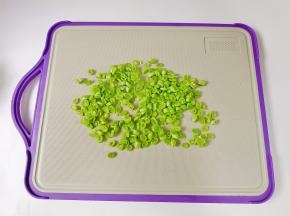 四季豆择去两端的丝，切成小丁备用。