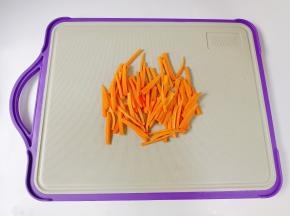 胡萝卜削皮，切成细丝。