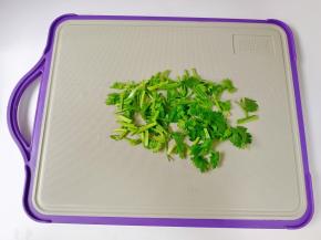 香菜切成寸断。