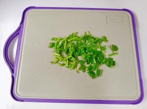 香菜切成寸断。