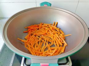 热锅热油放入胡萝卜煸炒。