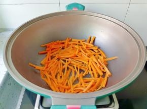 热锅热油放入胡萝卜煸炒。