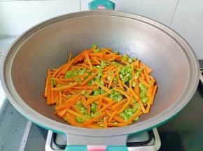 再加入四季豆翻炒一分钟。