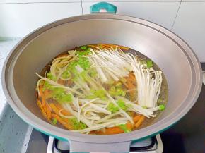 放上金针菇，放适量的清水。