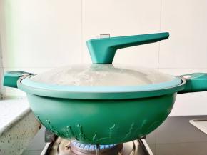 盖上盖子，大火煮五分钟。