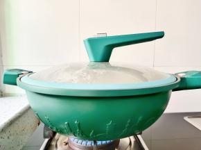 盖上盖子，大火煮五分钟。