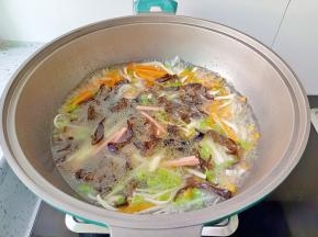 加入黑木耳，火腿肠丝煮熟。