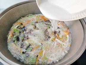 淋上水淀粉【红薯粉加一点点清水和开】