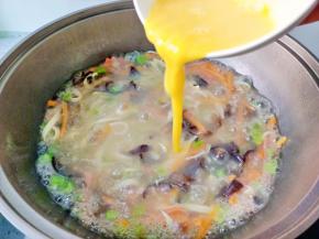 倒入打好的鸡蛋液。