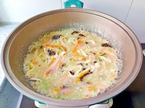 加盐，鸡精，胡椒粉，醋两勺，调味即可食用。