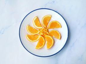 橙子洗净切片，取一部分橙皮切碎。