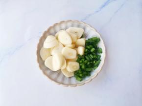 大蒜切片，葱切末。