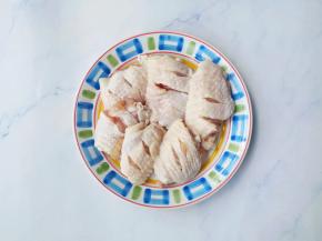 鸡翅洗净沥干，两面三刀。