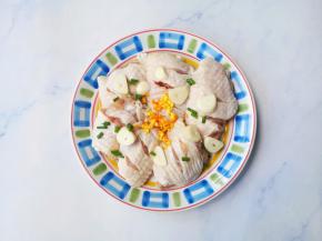 加橙皮屑、挤适量橙汁，葱蒜。